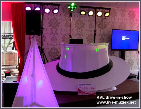 Betaalbare professionele drive-in-show en live muziek vanaf €80,00 per uur !