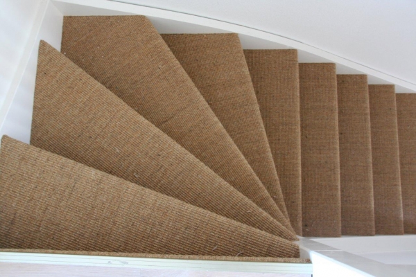 Trap bekleden met sisal-tapijt