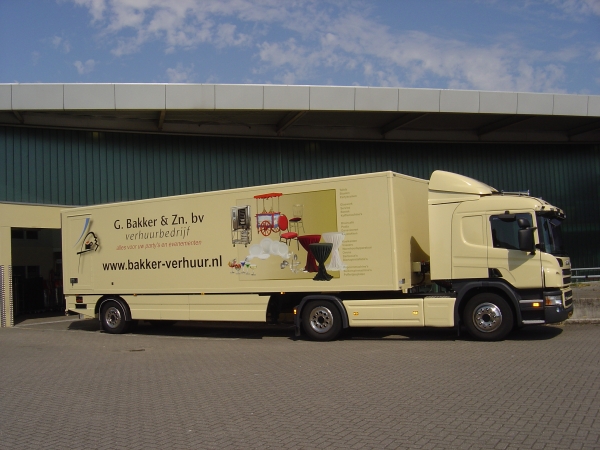 Tafels, stoelen, podia, tenten, servies, glaswerk, barbecue