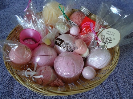Decoratieve handgemaakte zepen en heerlijke badproducten