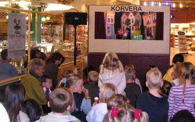 Verjaardagsfeest of kinderfeestje met poppenkast