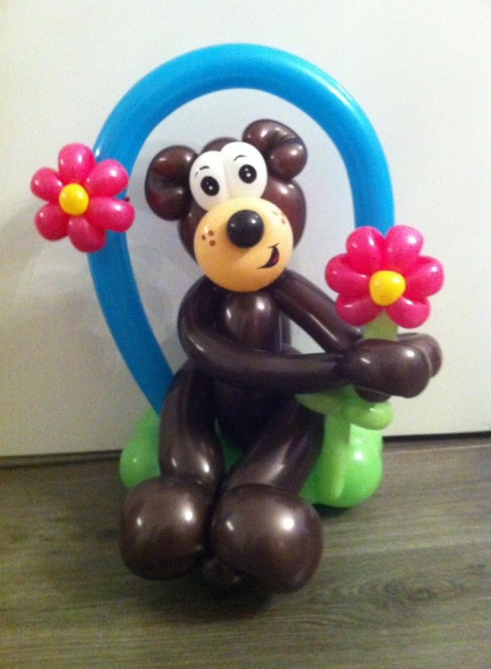 Ballonenclown Biba, en ballonartiesten, ook decoraties, schmink en glittertattoo's.