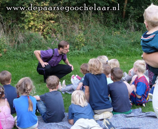 Schoolvoorstelling door Quintus de paarse goochelaar