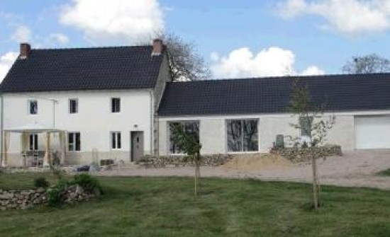 Dit volledig gerenoveerde huis staat op een halve hectare grond en heeft een prachtig uitzicht.