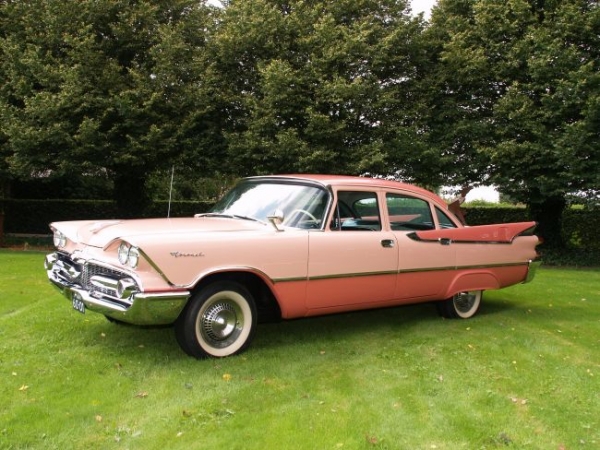 Te huur een ROZE trouwauto uit 1959